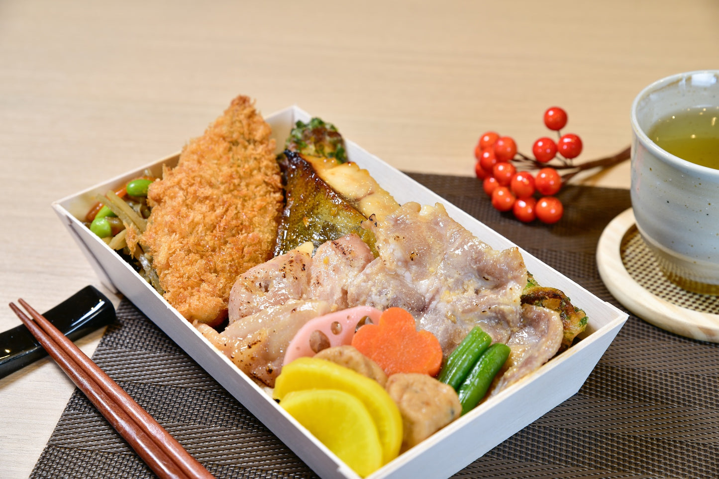 鶏ももと豚ロースと銀ひらす西京焼き江戸前ちば海苔弁