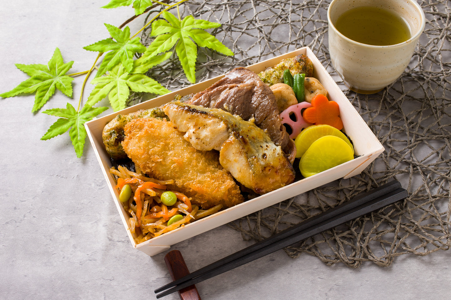 銀ひらす西京焼きと黒毛和牛すき焼き江戸前ちば海苔弁